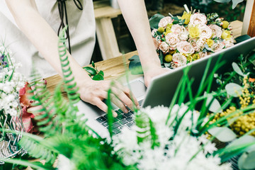 Canvas Print - Florist leads a video blog about arrangement of flower bouquets