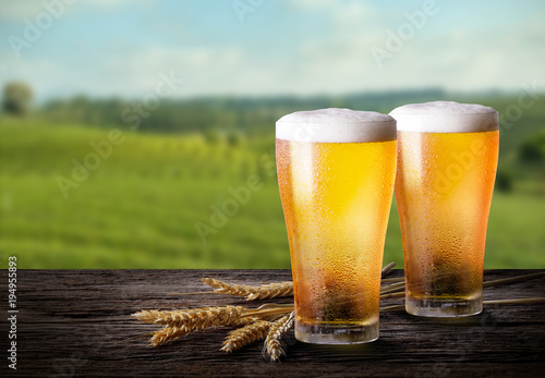 Fotomural Cold beer with wheat on wooden table