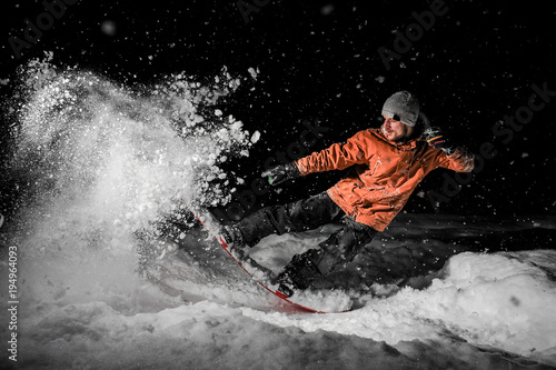 Dekoracja na wymiar  mlody-snowboardzista-freeride-skaczacy-w-sniegu-w-nocy