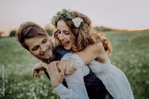 Cuadros en Lienzo Beautiful bride and groom at sunset in green nature.