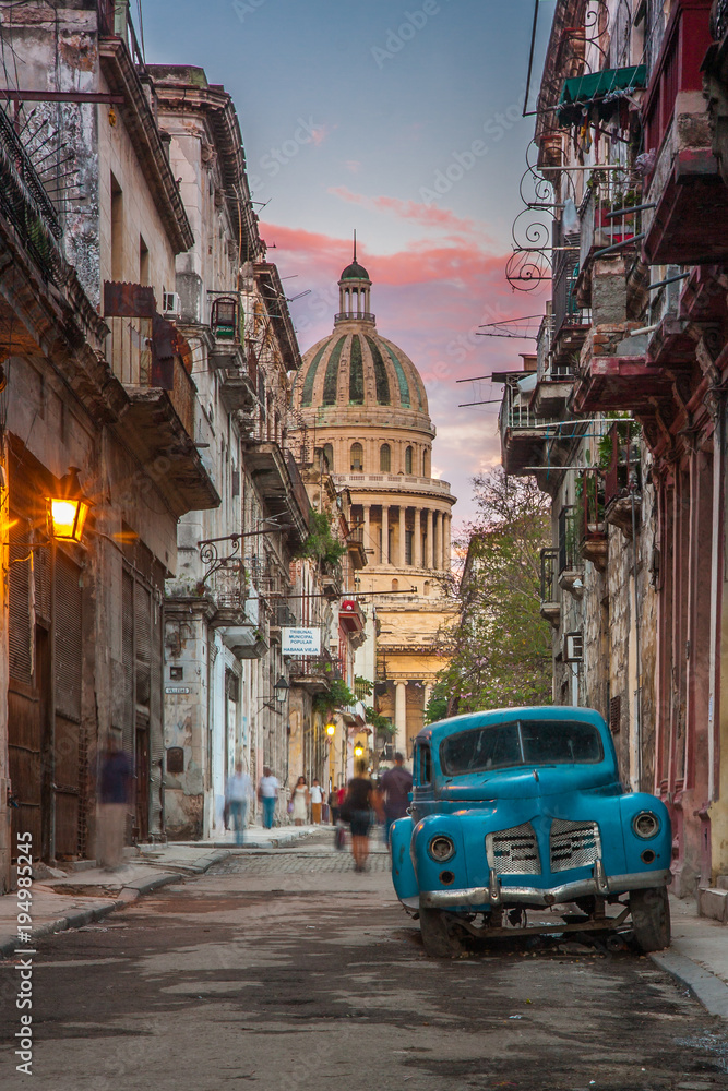 La Havana near Capitolio - obrazy, fototapety, plakaty 