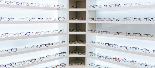 Canvas Print - Eye glasses in ophthalmology clinic