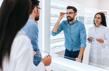 Canvas Print - Doctor and patient in ophthalmology clinic