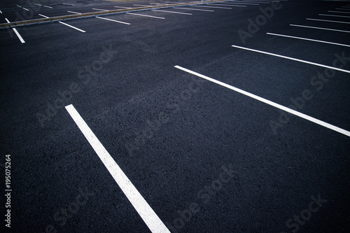 Foto  Acres of empty parking spaces