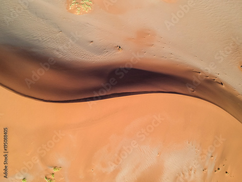 oszalamiajaco-szerokiego-kata-trutnia-powietrzny-widok-piekna-s-ksztaltna-czerwona-piasek-diuna-przy-sossusvlei-blisko-sesriem-w-namib-pustyni-namibia-afryka-sossusvlei-to-popularne-miejsce-turystyczne