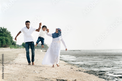 Fotografía happy family having fun at muddy beach located in pantai remis,Selangor,Malaysia