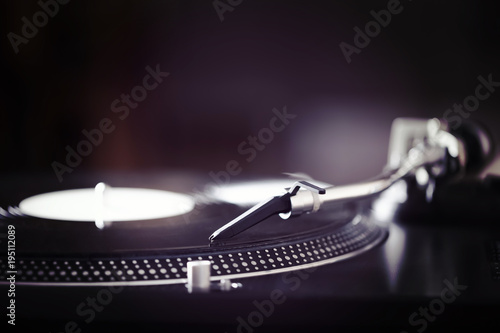 Photographie  Turntable with black record and headshell
