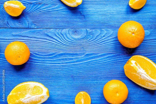 Zdjęcie XXL plastry pomarańczy na obiad na niebieskim tle makieta widok z góry