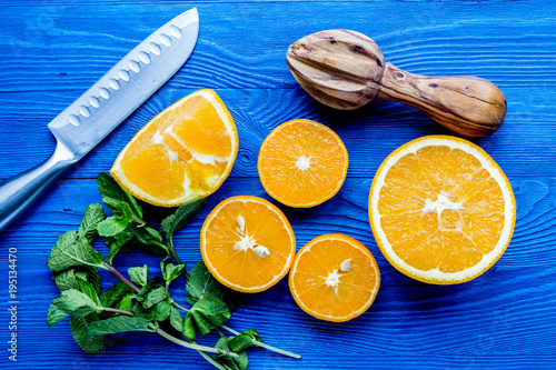 Plakat Rżnięte pomarańcze dla soczystego śniadania na błękitnym kuchennym tle nakrywają v