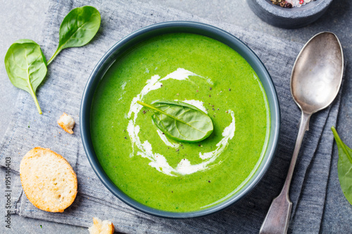Fotomural Spinach soup with cream in a bowl. Top view.