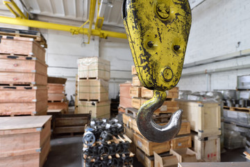 Lifting mechanism for lifting heavy loads in a warehouse. Big Hook