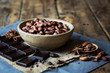 Fave di cacao, con cioccolato ed spezie su tavolo rustico in legno