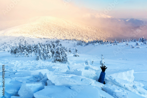 Fotografía A man covered with a snow avalanche stretches out his hand to help