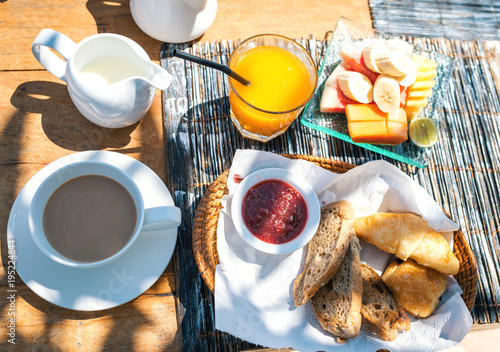 Cuadros en Lienzo Fresh breakfast on coast