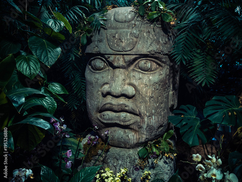 Cuadros en Lienzo Olmec sculpture carved from stone