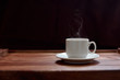 Чашка кофе на деревянном коричневом фоне