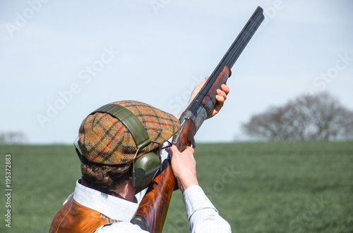 Fotografía A man with shotgun clay pigeon shooting