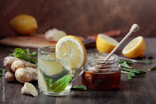Zdjęcie XXL Imbirowa herbata z miodem, cytryną i mennicą na starym drewnianym stole ,.