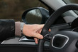 © Anja Götz - männliche Hand am Lenkrad eines Fahrzeugs