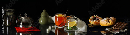 Zdjęcie XXL Panorama martwa natura z herbatą, sernikami i czekoladą