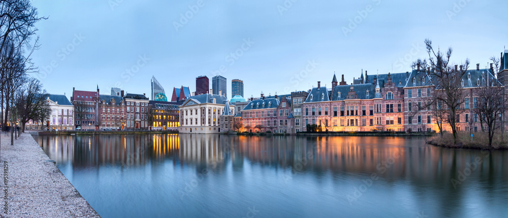 Obraz na płótnie City Landscape, sunset panorama - view on pond Hofvijver and complex of buildings Binnenhof in from the city centre of The Hague, The Netherlands w salonie