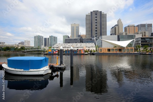 天王洲の運河に浮かぶレジャーボートと水面に映る高層ビルの影 天王洲の運河はいろいろな景色が映り込んで見える Stock Photo Adobe Stock