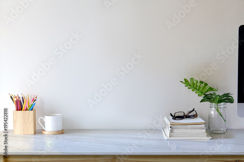 Fotomural Stylish workplace with supplies