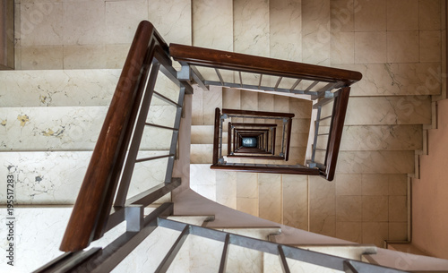 Dekoracja na wymiar  schody-z-wysokim-katem-schodzacym-po-schodach