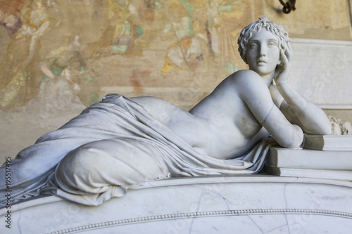 Foto Skulptur einer schönen nackten Frau in einer griechischen Art
