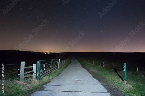 Zdjęcie XXL Farm Track pod Starry Sky z East Dean Village