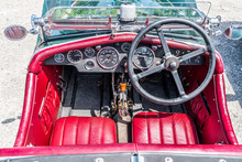Cockpit Eines Englischen Oldtimers Aus Den 1930ern Mit Roten Ledersitzen