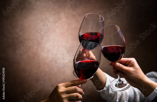 Fotografía toasting with wine glasses