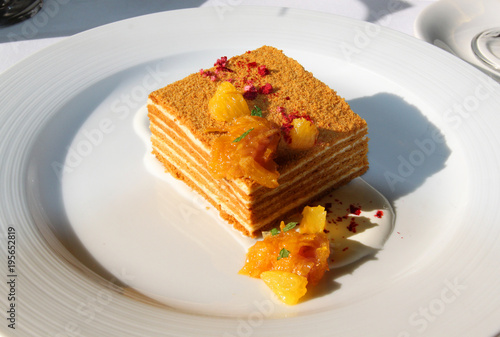 Zdjęcie XXL Makro- fotografia smakowity miodowy tort z pomarańcze