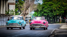 Auf Der Hauptstrasse In Havanna Kuba Fahrende Amerikanische Blauer Und Pinker Chevvrolet Cabriolet Oldtimer - Serie Kuba Reportage