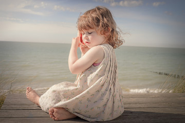 Poster - adorable jeune fille et son coquillage