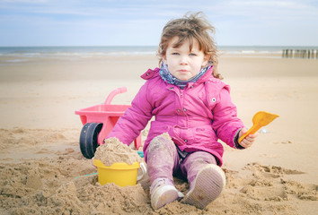 Poster - enfant sur la plage hors saison