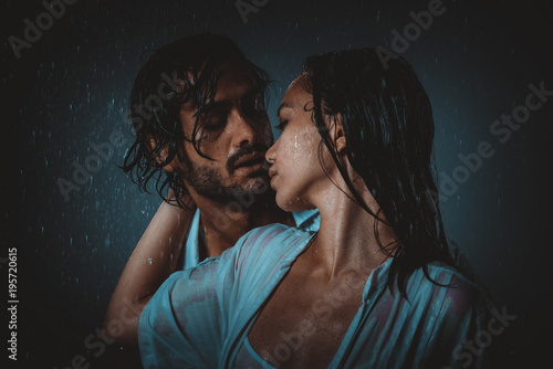 Fotografía Couple sharing romantic moments under the rain