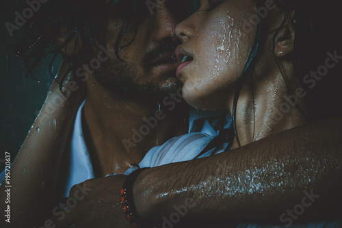 Fotografía Couple sharing romantic moments under the rain