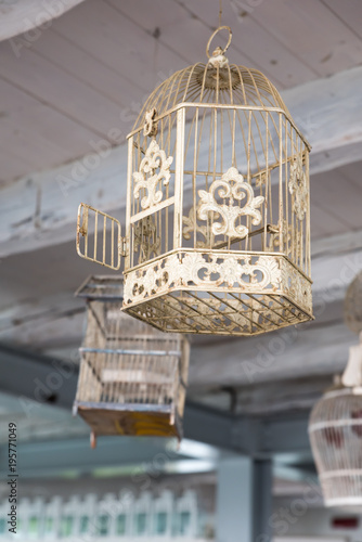 Fotografia Empty birdcage with the door open