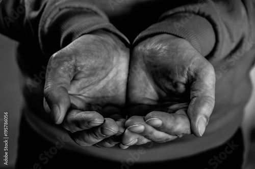 Fotomural Closeup dirty males hands of poor man