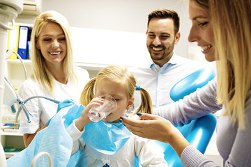 Sticker - Family in dental office