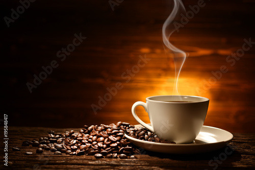 Dekoracja na wymiar  filizanka-kawy-z-dymem-i-ziarnami-kawy-na-starym-drewnianym-tle
