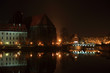 Most Tumski i Biblioteka Uniwersytecka we Wrocławiu nocą.