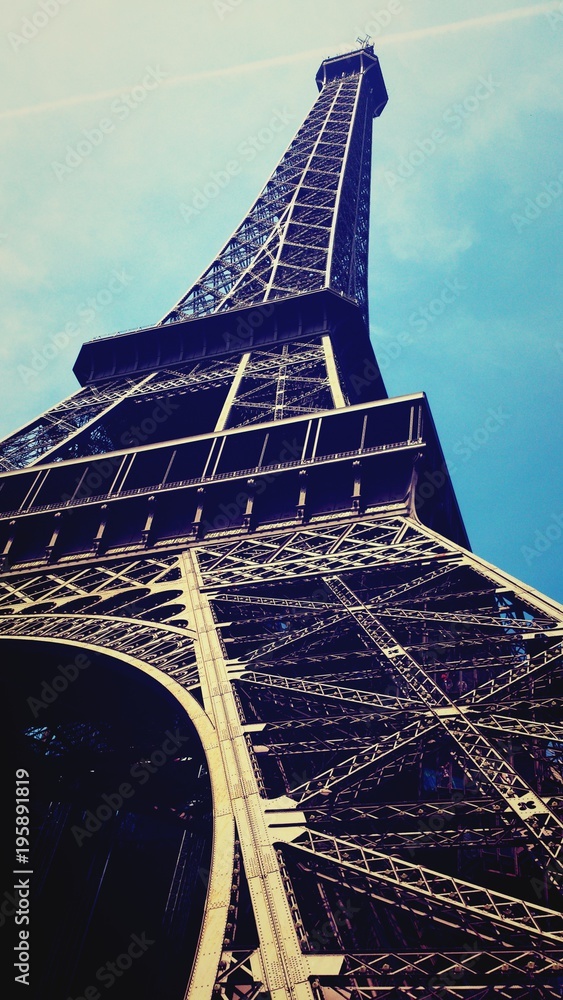 Obraz na płótnie U stóp Wieży Eiffela w salonie