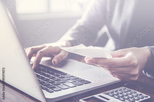 Plakaty do biura rachunkowego person-paying-invoice-to-computer