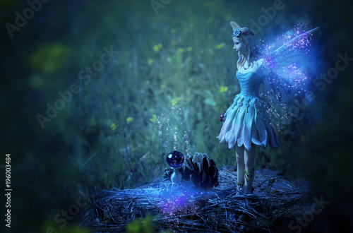  Obrazy Elfy   obraz-magicznej-malej-wrozki-w-nocnym-lesie