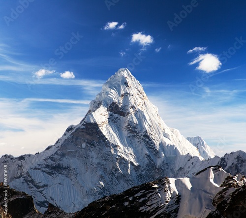zamontuj-ama-dablam-w-chmurach