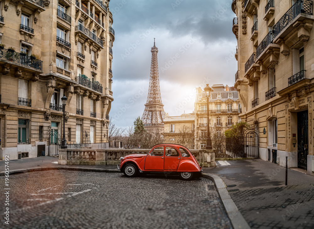 Wieża eifel w Paryżu z maleńkiej ulicy - obrazy, fototapety, plakaty 