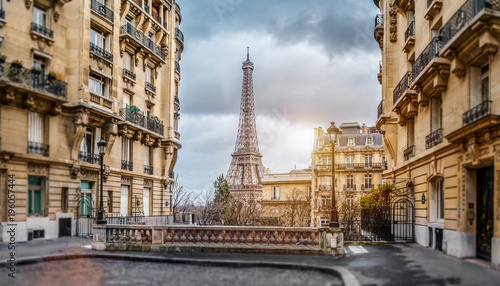 Plakat Wieża Eiffla w Paryżu z małej uliczki
