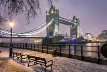London Im Winter: Die Tower Bridge Am Abend Mit Schnee Und Eis